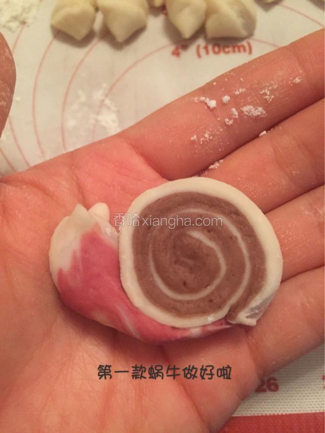 将头和身子捏在一起，第一款蜗牛就做好啦