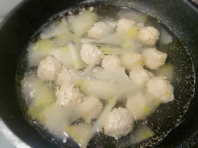 肉丸都浮起来就是煮熟了，放入少许盐，鸡精，辣椒油，调味既可