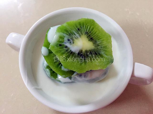 淋上自制的酸奶（自制的酸奶有加糖，所以无需再加）
