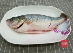 大蒜辣椒蒸鲈鱼的做法图解1
