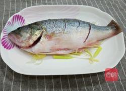 大蒜辣椒蒸鲈鱼的做法图解3