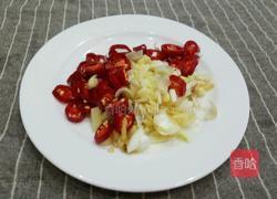 大蒜辣椒蒸鲈鱼的做法图解4