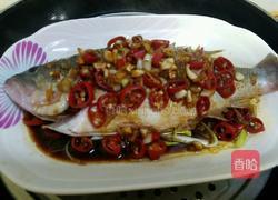 大蒜辣椒蒸鲈鱼的做法图解8