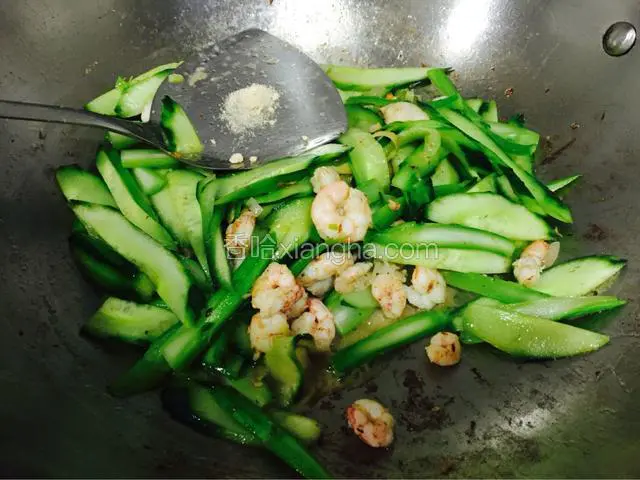 快熟时加入鸡粉调味