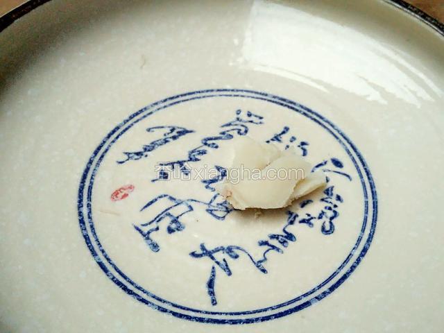 取－小团猪油放在锅底