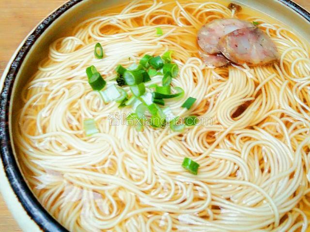 捞进碗中，带些汤，撒些葱花，加几片肉即可