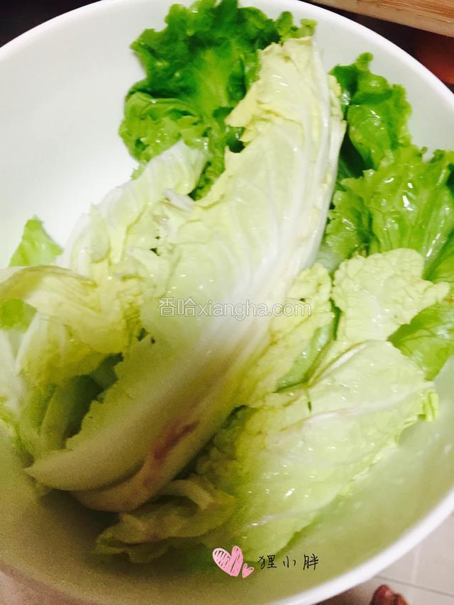 生菜洗干净待用，家里还有点小白菜，一起做了