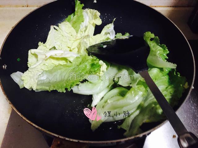 锅内入花椒油，下入生菜翻炒