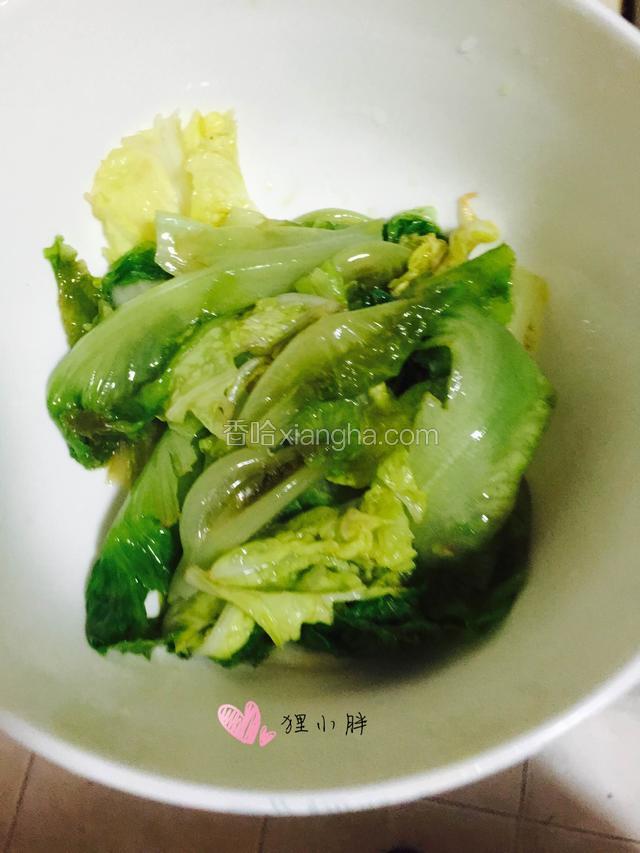 炒好的生菜盛到碗底当垫菜