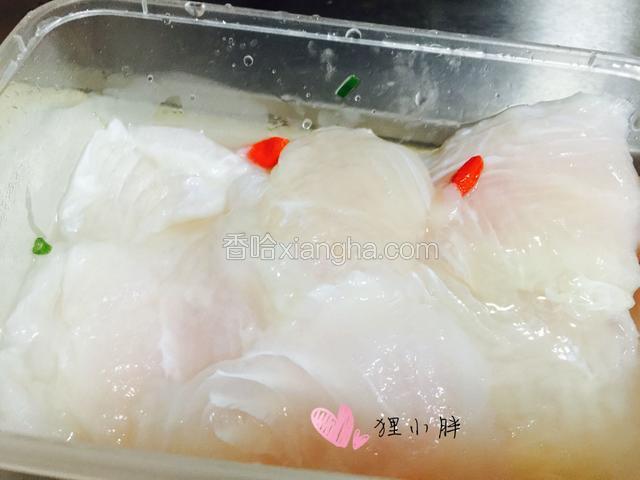 鱼片放点淀粉腌制一下，我这个鱼片量有点少。自己在家做买鱼的话可以请商家帮忙片成鱼片。数量应该比我这个多很多