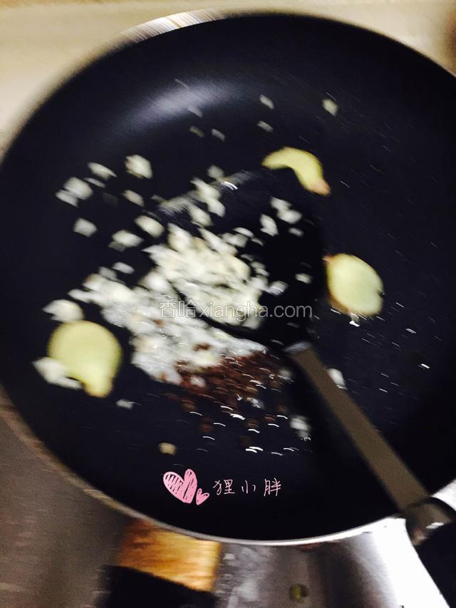 大蒜切颗粒，锅内入油，下入蒜末，姜片以及花椒炒香