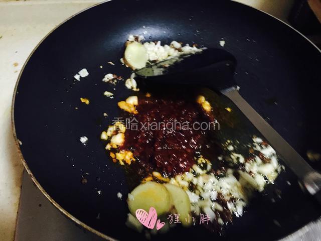 加入郫县豆瓣炒香