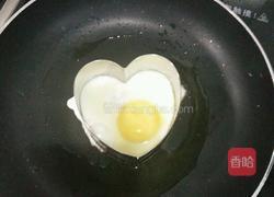香煎流黄荷包蛋的做法图解3
