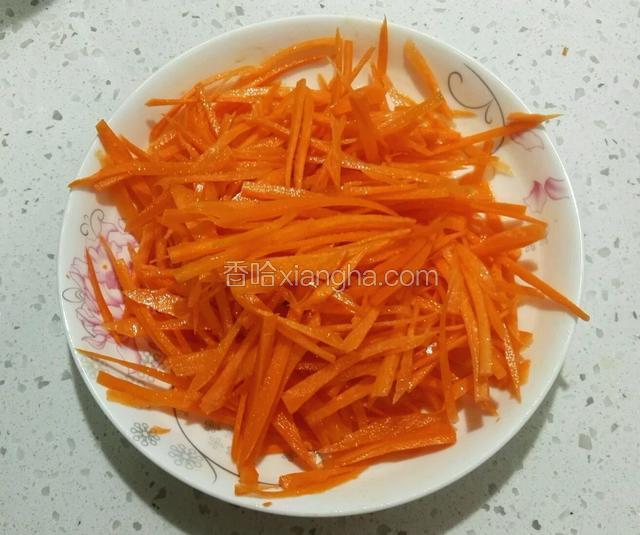 把胡萝卜切丝，加入适量白醋、盐、香油拌匀，腌一个小时