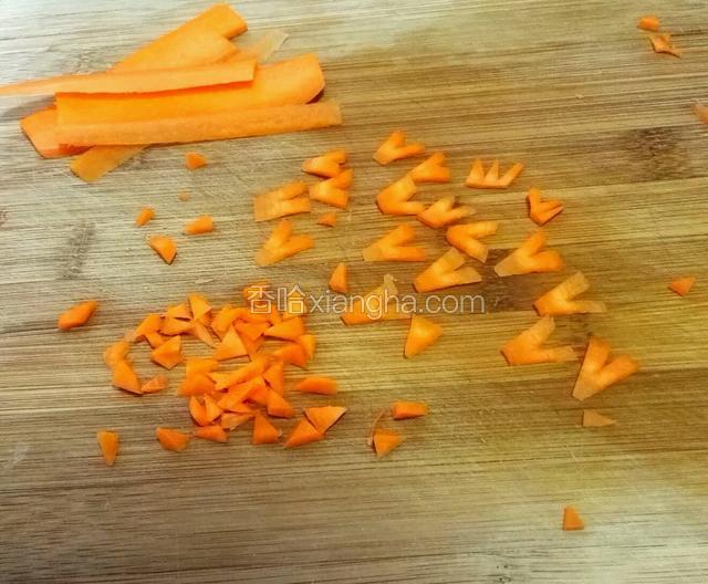 留一两片胡萝卜切小Y字当小鸟的头上花冠，再切小三角当嘴巴。