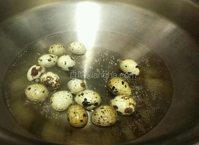 把鹌鹑蛋煮熟后，趁热把蛋放冷水里泡3分钟再剥壳（热胀冷缩，便于剥壳）