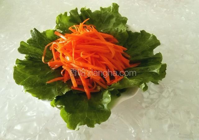 把生菜洗净平铺在碗里，中间放入盐好的胡萝卜丝