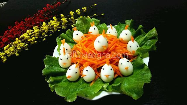 把做好的小鸟摆放上去。美美哒！