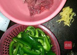 牛肉炒青椒的做法图解1