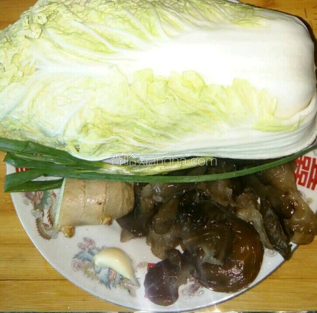 将大白菜去掉老叶和根部。葱，大蒜去皮和姜一起洗净，泡发好的黑木耳择去根部。