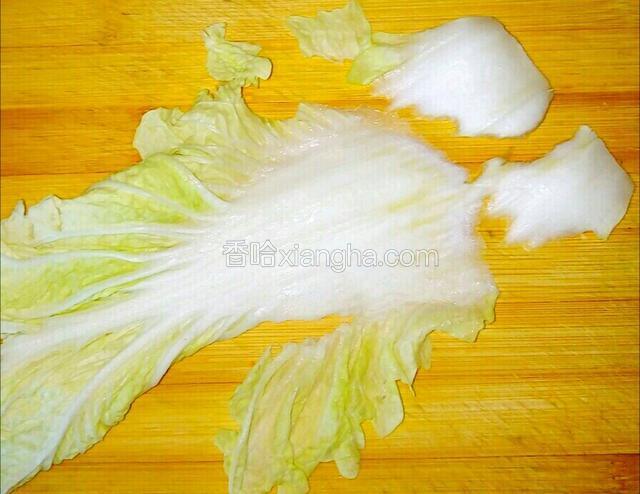 将大白菜帮斜刀片成薄片，白菜叶切成大块。