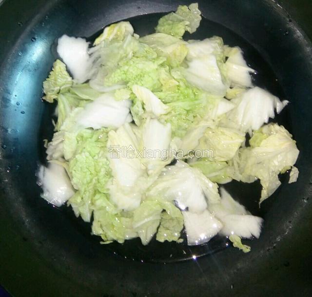 将白菜放沸水锅中焯至变色。