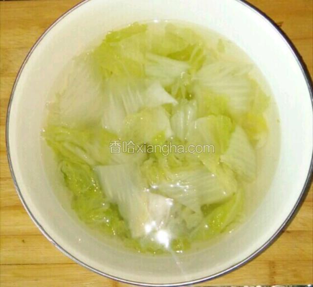 盛入装有凉水的容器中，过一下凉水。