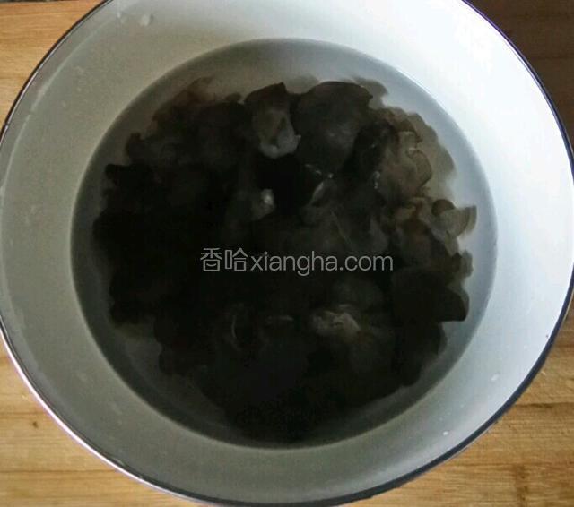 捞入装有凉水的容器中。