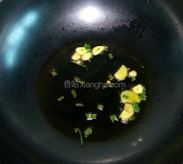 炒锅烧热后，放入豆油烧热，再放入葱末，姜，大蒜片爆香。