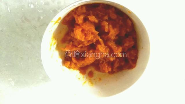 把南瓜蒸熟，倒掉水分，用勺子压成泥。放至温热。