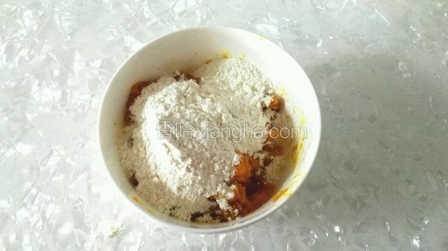 往南瓜里加入450克面粉和5克酵母