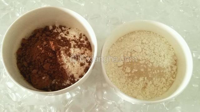 一个碗里放入30克可可粉、150克面粉、2克酵母粉、10克白糖混合；另一个碗里放入100克面粉1克酵母粉。（可可粉是苦的，所有加了10克白糖）