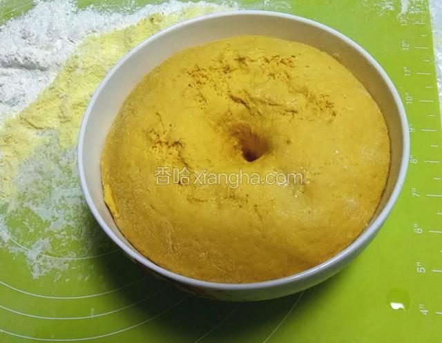 发酵至两倍大，用拇指按压不塌陷，取出。