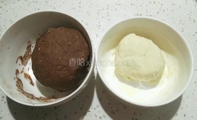 分别加入适量温水揉成光滑的面团。放温暖处发酵