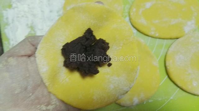 中间放入红豆沙