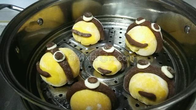 蒸熟里刷油，放入面坯，静置20分钟。（二次发酵）