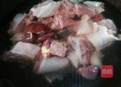 板栗炖山鸡的做法图解2