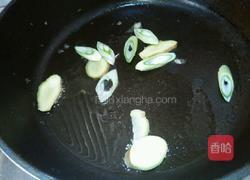 板栗炖山鸡的做法图解3