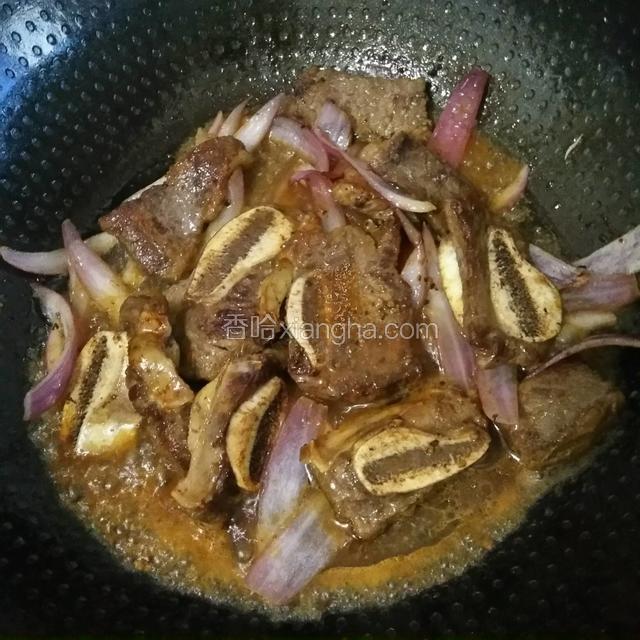 取一小勺黑胡椒酱放入碗里，少许清水调成汁，倒入炒好的牛仔骨中，快速翻炒均匀就可以出锅了