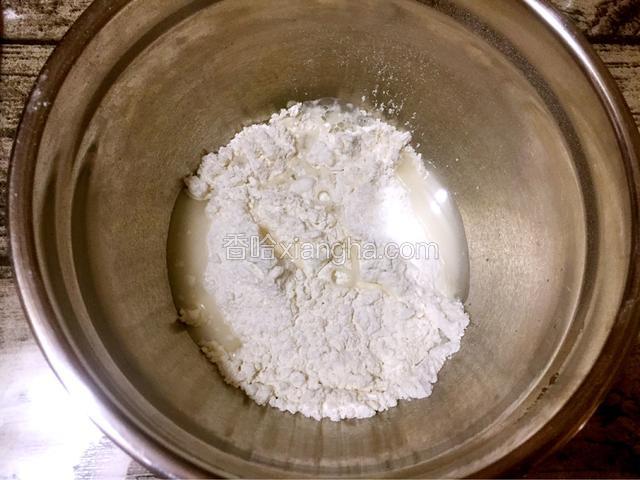把水油皮材料全放入盆中，揉成团