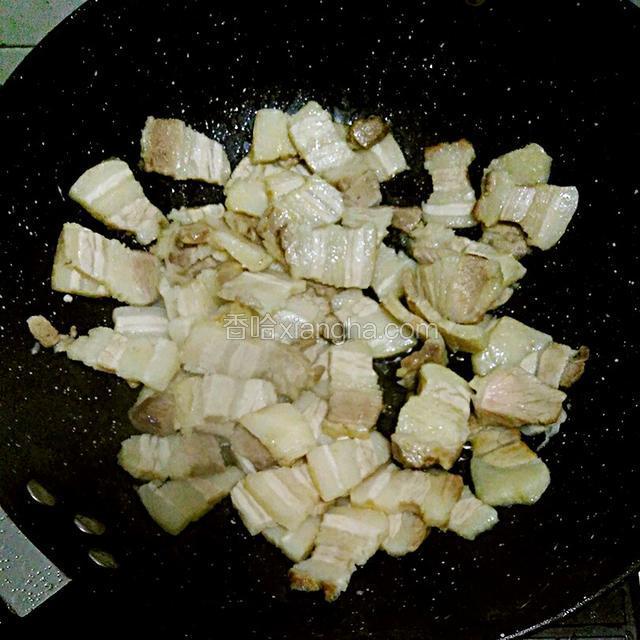 把肉放入炒锅中炒.一会就出油了