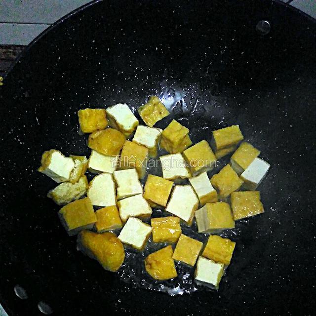 炒锅放油加热,把豆腐放入,放入少许盐