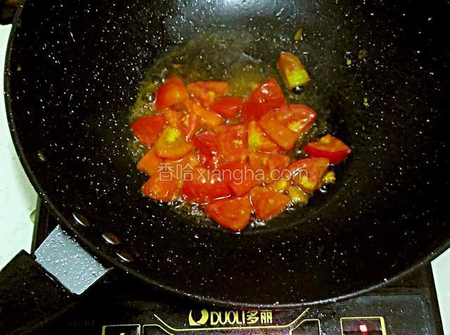 炒至5分熟加入适量酱油和少许水
