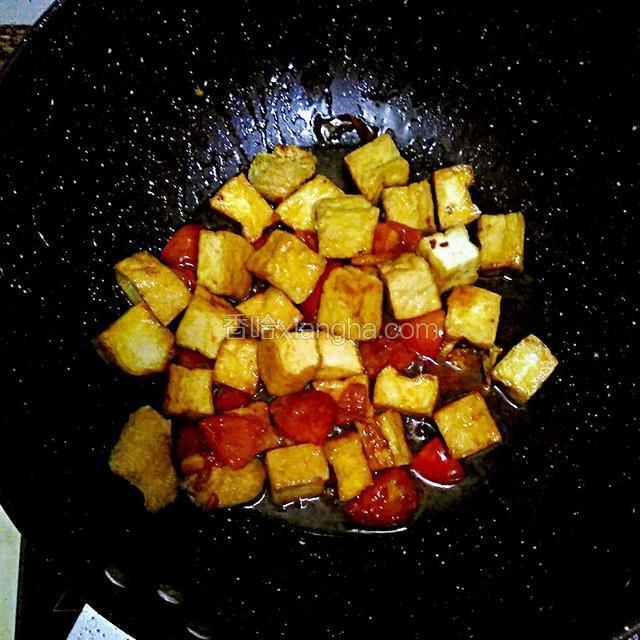 把煎好的豆腐加入