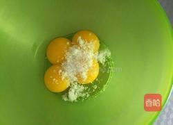 草莓酱蛋糕卷的做法图解3