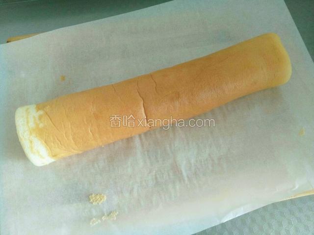 从一边开始卷起来。