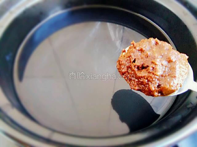 砂锅放入适量的水，放入一勺大酱煮开