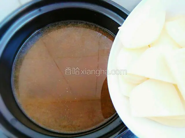 煮开后放入切好的土豆煮至七八分熟