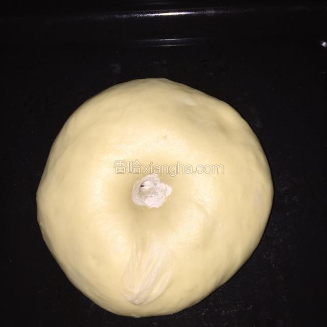 揉成面团后，进行发酵至两倍大，用手指蘸面粉戳洞，不塌陷