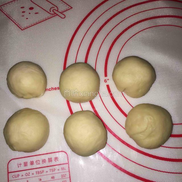 用手轻揉排气后，分成均等的6个小面团，盖保鲜膜松弛10分钟